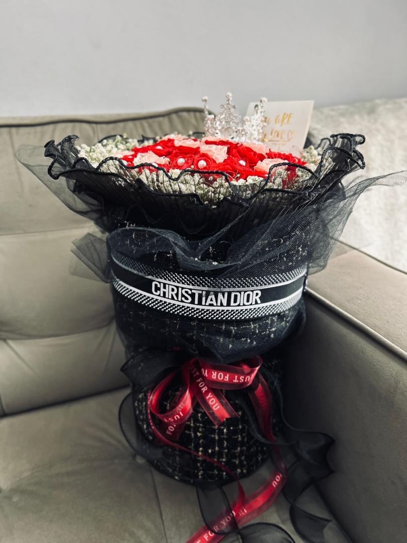 Dior Rose Bouquet with Crown Dior Rose Bouquet with Crown